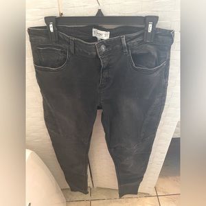 Stylish with a touch of edge Mango black jeans! Stunning condition!